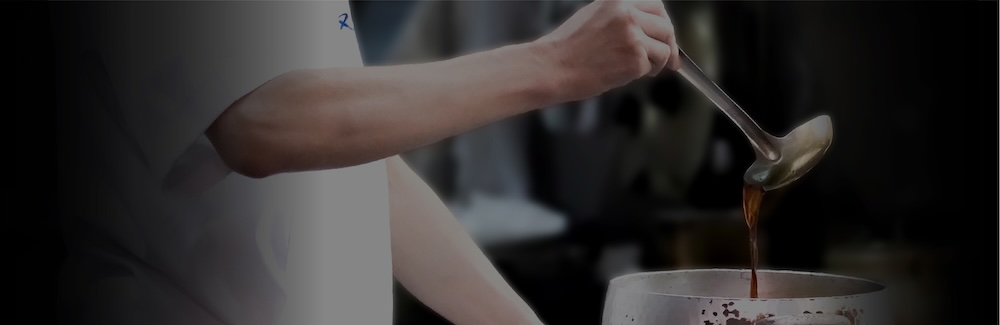 近又の料理と調理場のイメージを伝えるメインビジュアル