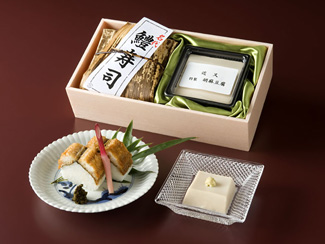 鱧寿司と自家製胡麻豆腐のセット、8,000円